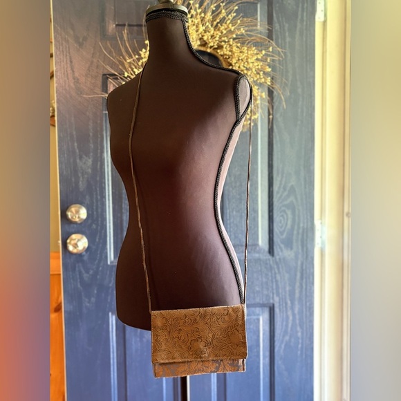 Floral Embossed Tooled Clutch - Picture 9 of 9